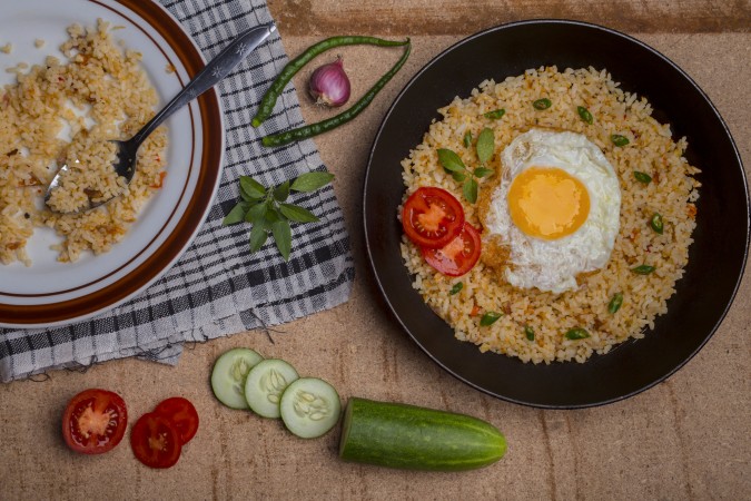 rsz_traditional_food_of_indonesia_nasi_goreng_fried_rice_with_egg_tomato_cucumb